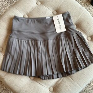Gold Hinge SZ S pleated skirt with attached shorts